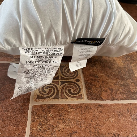 Small white throw pillow - Picture 2 of 10